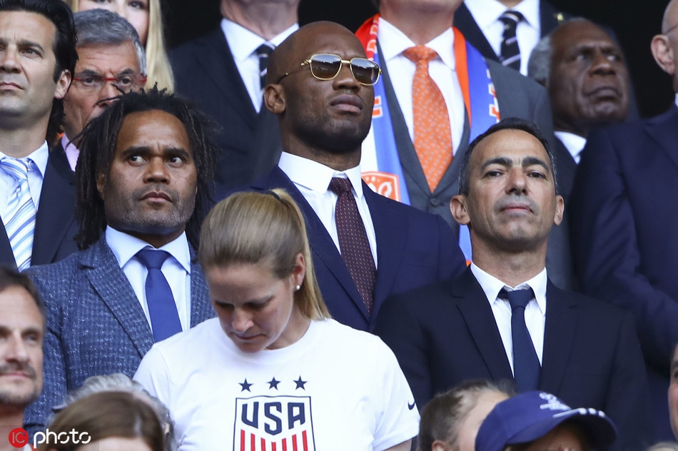 赛后的里昂球场，美国队球员与工作人员在看台下合影留念，看台上方的观众席仍未散去。在这欢庆的海洋中，曾有过德罗巴和姆巴佩的身影，他们共同构成了2019年这个夏天最美的足球记忆。