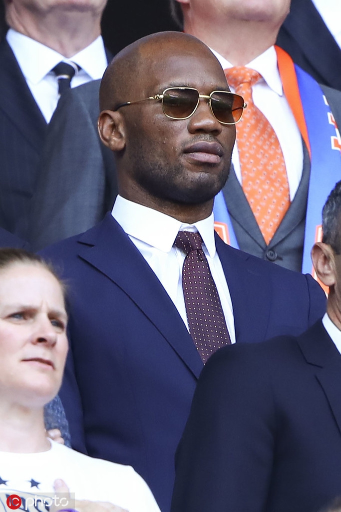 科特迪瓦传奇魔兽德罗巴现身里昂看台，他面带微笑，为场上女足球员的精湛表现鼓掌致意，眼神中充满对足球纯粹的热爱与尊重。