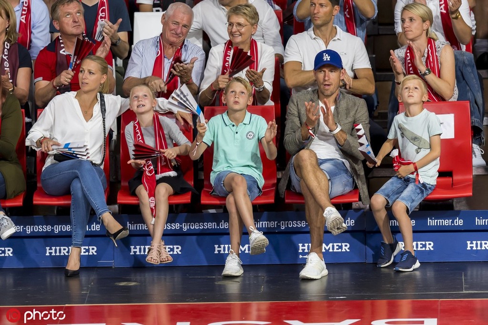 看台上的罗本与妻子贝纳迪恩并肩而坐，两人相视一笑，默契十足