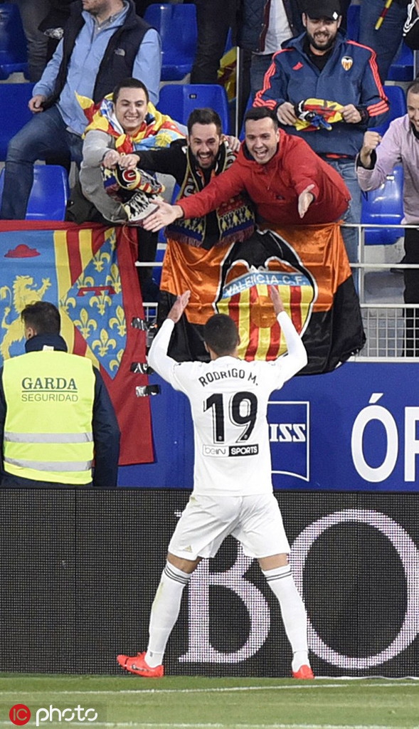 终场哨响的刹那，韦斯卡的绿茵英雄们轰然倒地，双手掩面，泪水混杂着雨水，诉说着无力回天的悲怆。