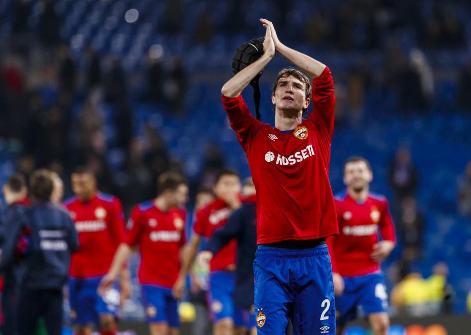 卢卡库在比赛中用强壮的身体抗住对方后卫，同时抬头观察队友跑位，展现出强大的支点作用。