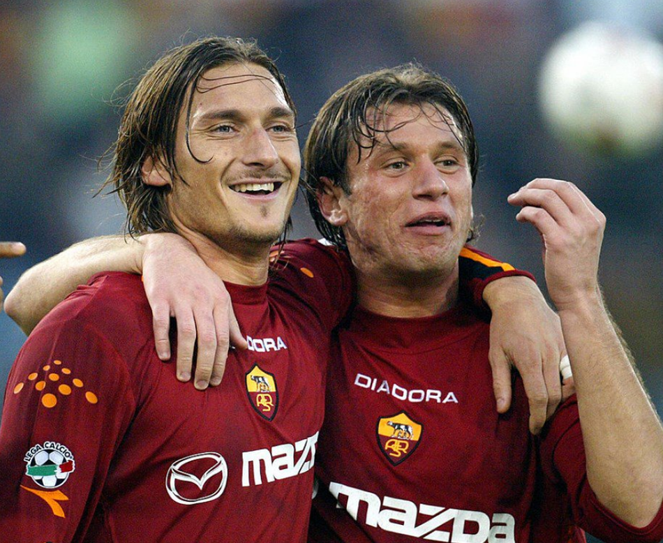 退役后的托蒂再次留起长发，面带微笑，神态从容，举手投足间依然是那个让无数人倾心的罗马王子