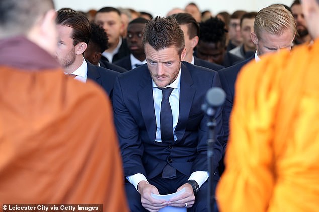 纪念花园一角，摆放着维猜先生生前与球员们庆祝夺冠的巨幅照片，照片中的他笑容灿烂，仿佛仍在与所有球迷一起分享着那份属于莱斯特城的荣耀与喜悦。