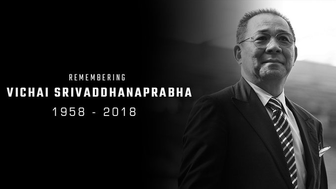 在维猜纪念花园中，莱斯特城功勋射手瓦尔迪难掩心中悲痛，他独自站在主席的纪念牌前，泪水无声滑落，深深悼念那位改变了他一生的伯乐。