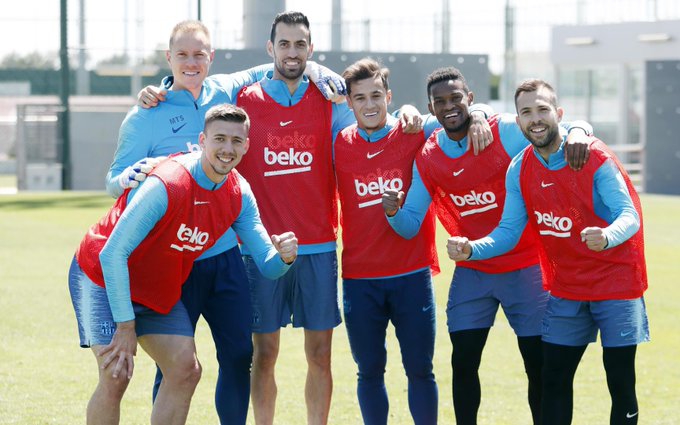 巴萨教练组在场边密切关注着训练进程，巴尔韦德双手抱胸，神情严峻，目光紧紧跟随梅西。而梅西则刚刚完成一脚精彩的射门，但他脸上没有丝毫得意，依然紧锁眉头，仿佛在思考下一个进球的方式。