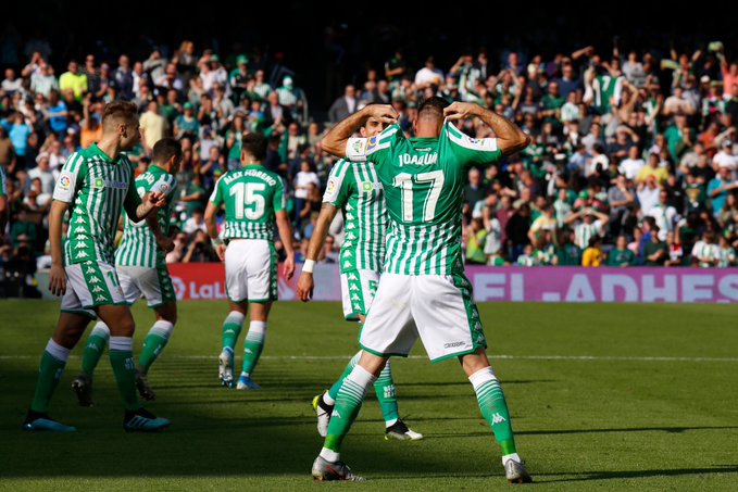 华金与球迷们在一起，他搂着一位身披贝蒂斯球衣的小球迷，眼中满是慈爱与期许，仿佛在告诉孩子：只要你心怀热爱，时光也会为你让路。