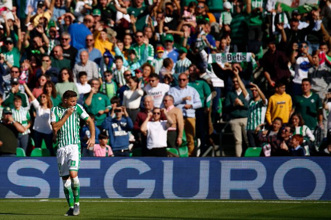 赛后的华金手捧比赛用球，这是属于他的帽子戏法纪念球，他轻轻亲吻着球面上的皮革，仿佛在亲吻自己二十年如一日的足球梦想，眼角的笑意温暖了整座球场。