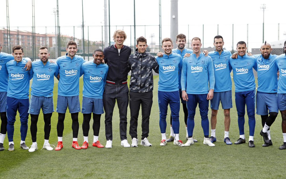 蒂姆与巴萨中卫皮克握手畅谈，两位各自领域的王者面带微笑，气氛轻松融洽