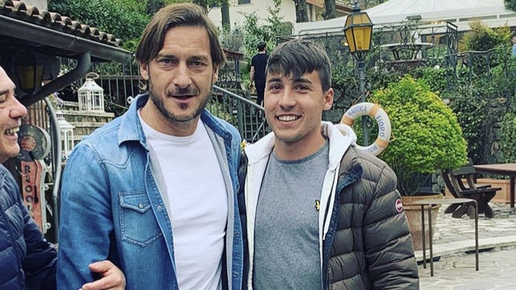 大雨中的托蒂神情坚毅，雨水打湿了他的面庞，却浇不灭他对足球最纯粹的热爱与渴望