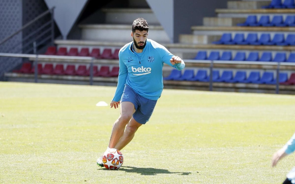 训练场上的梅西正在进行分组对抗，他弯着腰，身体重心压低，即使是在无球状态下，他的双眼也紧盯着持球队友的方向，表情冷峻而专注，仿佛一台随时准备启动的致命机器。