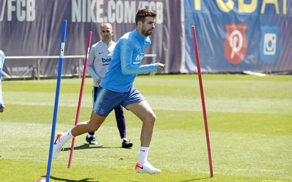 梅西在慢跑热身中，虽然只是简单的体能训练，但他眉头微蹙，嘴角紧抿，脸上没有一丝笑容。那种志在必得的气场透过屏幕也能感受到，仿佛一头沉睡的雄狮已经苏醒，正审视着自己的领地。