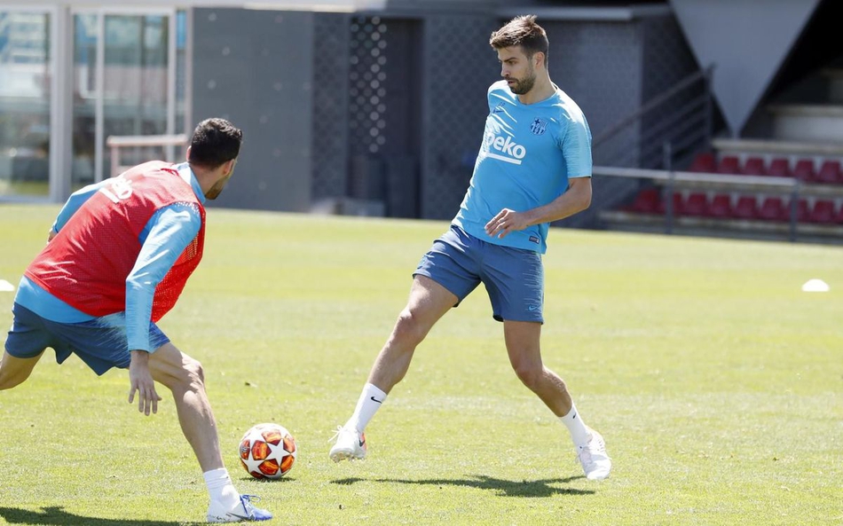 梅西在训练中目光如炬，他死死盯着前方的皮球，面部肌肉紧绷，仿佛猎豹在捕食前的那一刻静止，周身散发出的肃杀之气似乎连空气都为之凝结。