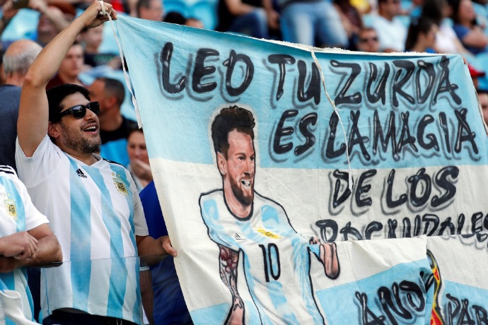 比赛结束的哨声吹响后，一群阿根廷球迷没有离场，他们高高举起手机，点亮屏幕组成一片星海，以此安慰场边久久不愿离去的梅西。