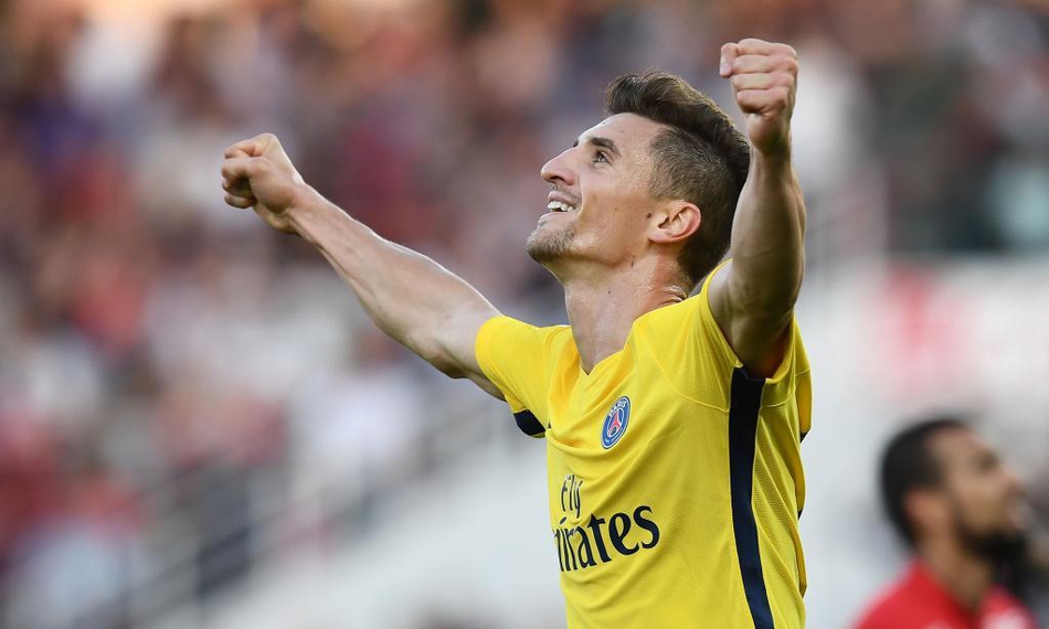 进球后的卢卡库做出标志性的双手交叉放在胸前的庆祝动作，神情霸气而专注，展现出顶级射手的自信。