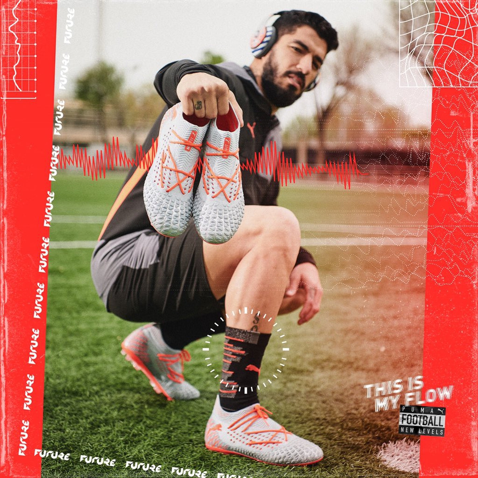 宣传硬照中，格列兹曼眼神犀利地望向远方，手中的新球仿佛一颗随时待发的炮弹，预示着新赛季他将用这颗球轰开对手的防线。