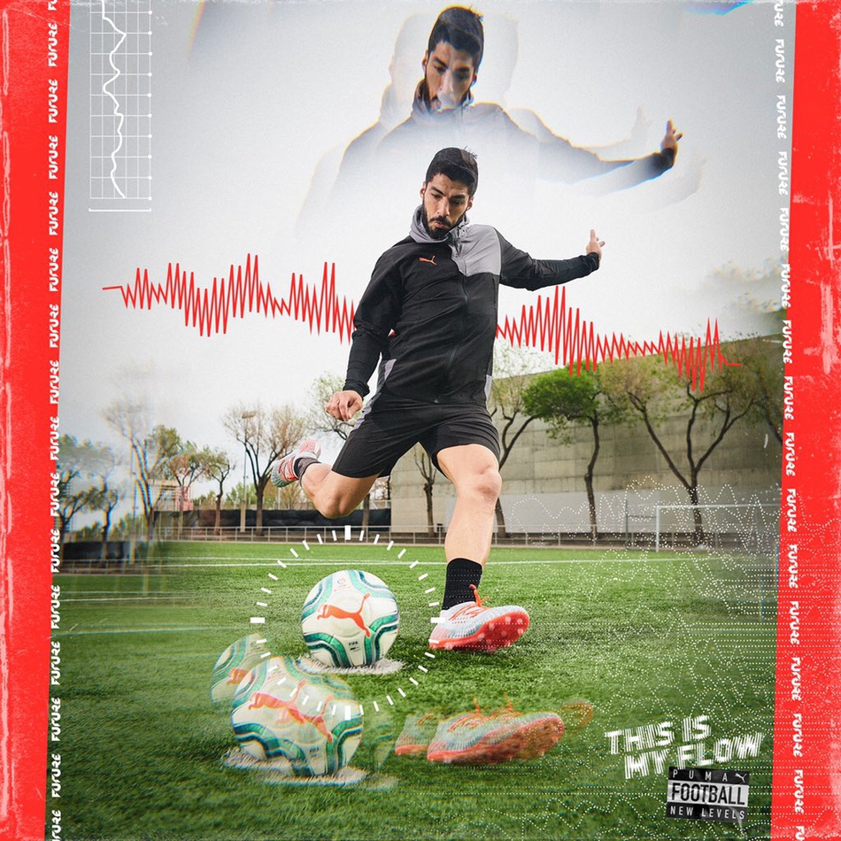 在聚光灯的照耀下，这颗绿白相间的“西甲之心”显得格外耀眼，球面上的西甲风车标识与彪马Logo紧密相连，象征着新时代的荣耀与传承。