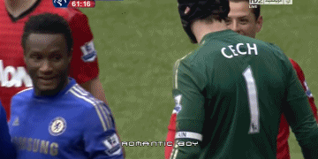 比赛结束后，完成多次精彩扑救的德赫亚与对手前锋握手致意，脸上带着满足的微笑，这是对一场高质量对抗的最好纪念。