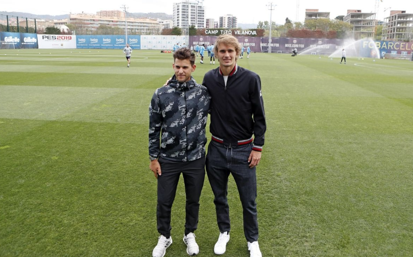 一张抓拍照片，蒂姆在巴萨队徽背景板前签名，神情专注，仿佛在诺坎普球场留下自己的印记