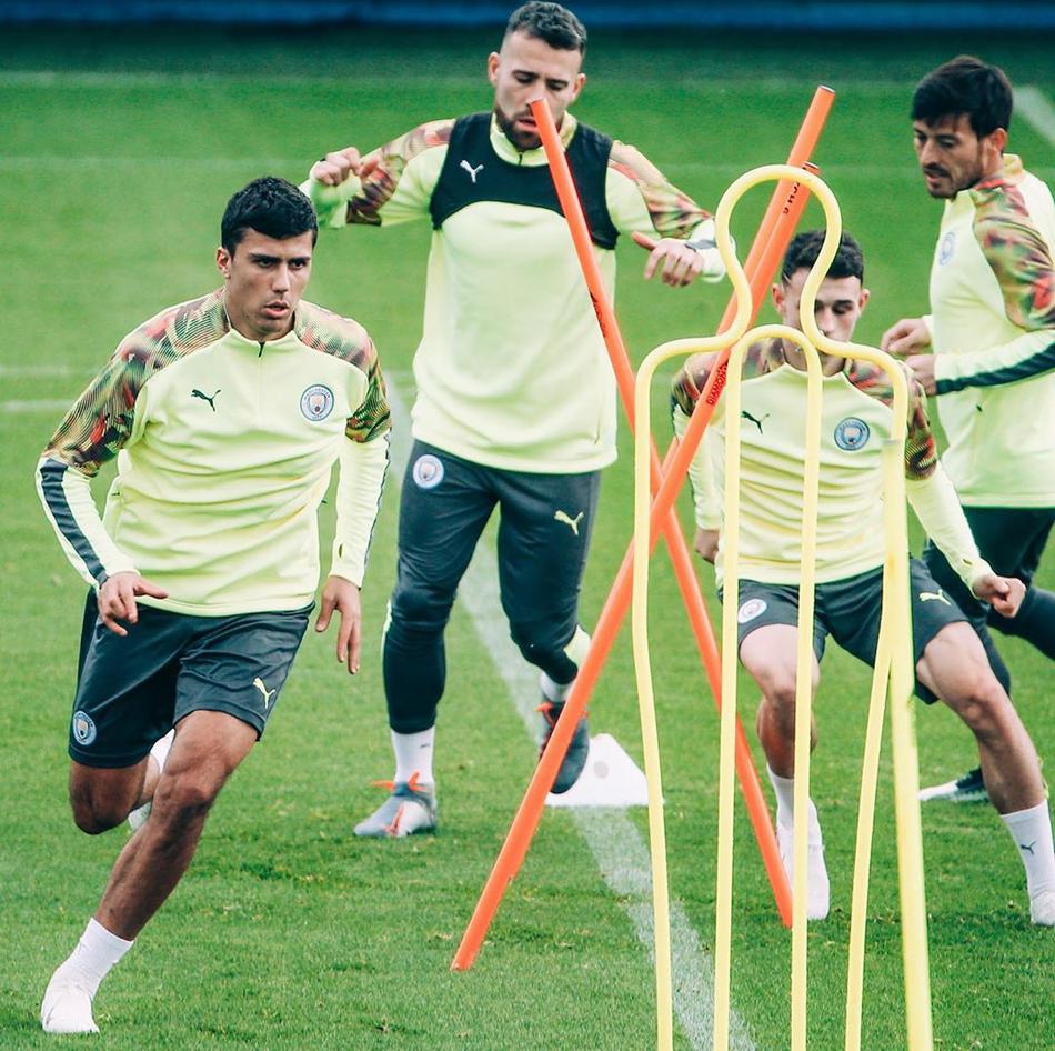 阿圭罗在射门训练后握拳怒吼,霸气外露的表情仿佛在提前庆祝进球