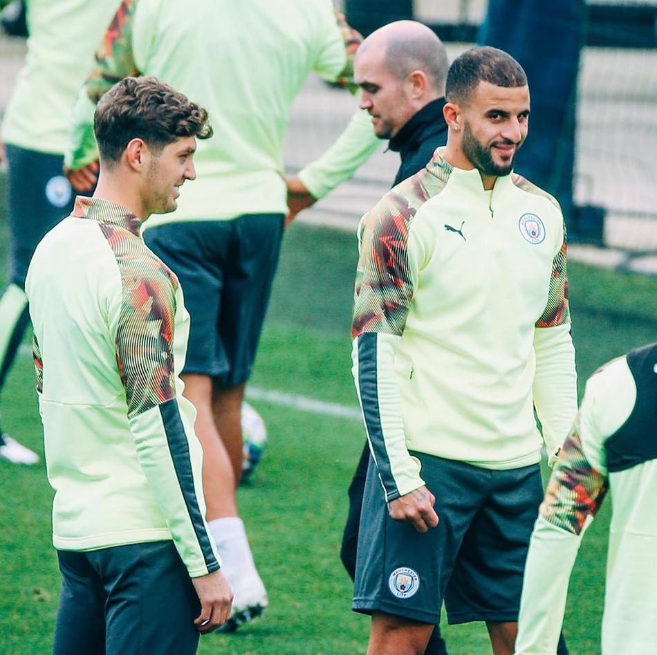 瓜迪奥拉在场边双手比划,神情严肃地向弟子们面授机宜,阿圭罗认真聆听