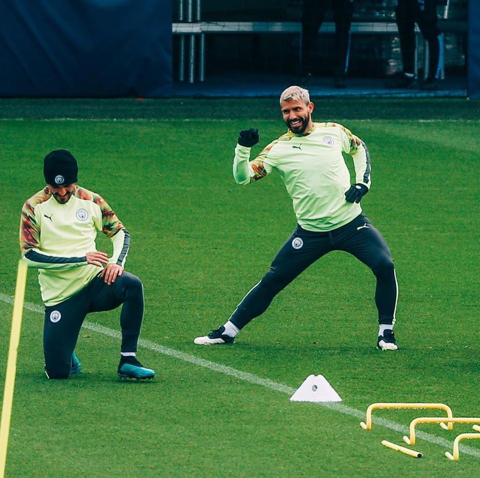 训练间隙,阿圭罗与队友开怀大笑,轻松愉快的氛围感染着整个训练场