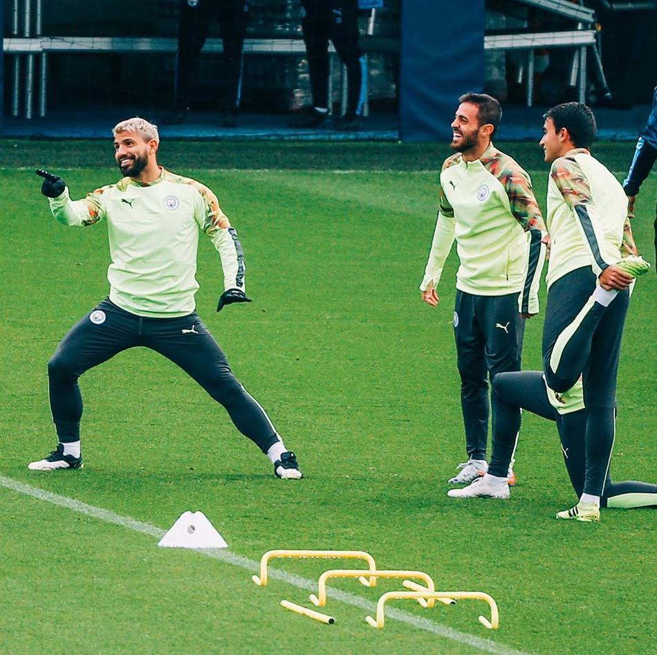 备战结束,阿圭罗挥手致意,脸上带着自信而从容的微笑,仿佛在向欧冠奖杯打招呼