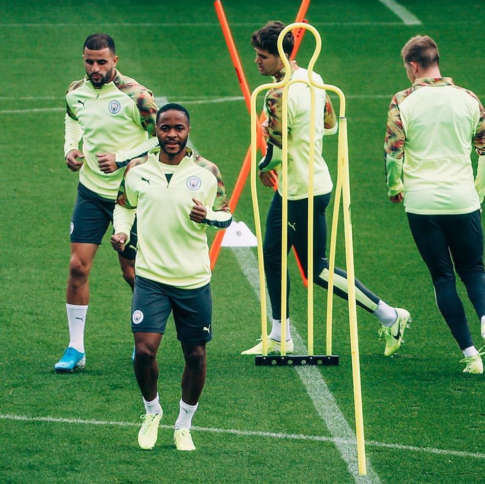 阿圭罗在训练场上露出狡黠笑容,仿佛在说‘我已经找到了对手防线的漏洞’