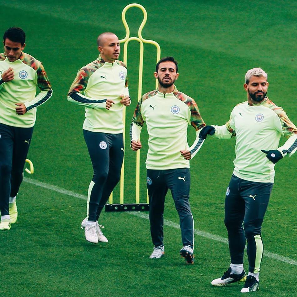 阿圭罗在对抗训练中奋力拼抢,龇牙咧嘴的表情透露出他的十足拼劲和求胜欲