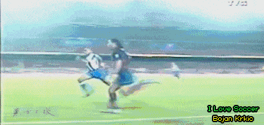 阿森纳传奇门将希曼与球场艺术家小罗在赛后紧紧相拥，脸上写满了对彼此的尊重，这一刻，比赛的胜负已不再重要，唯有两位大师间的惺惺相惜令人动容。