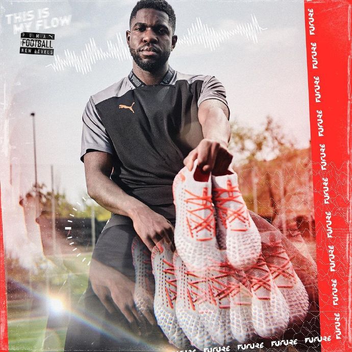 巴萨锋霸苏亚雷斯面带标志性微笑，眼神专注地凝视着手中那颗绿白相间的新赛季用球，仿佛在掂量着即将用它征服对手的分量。