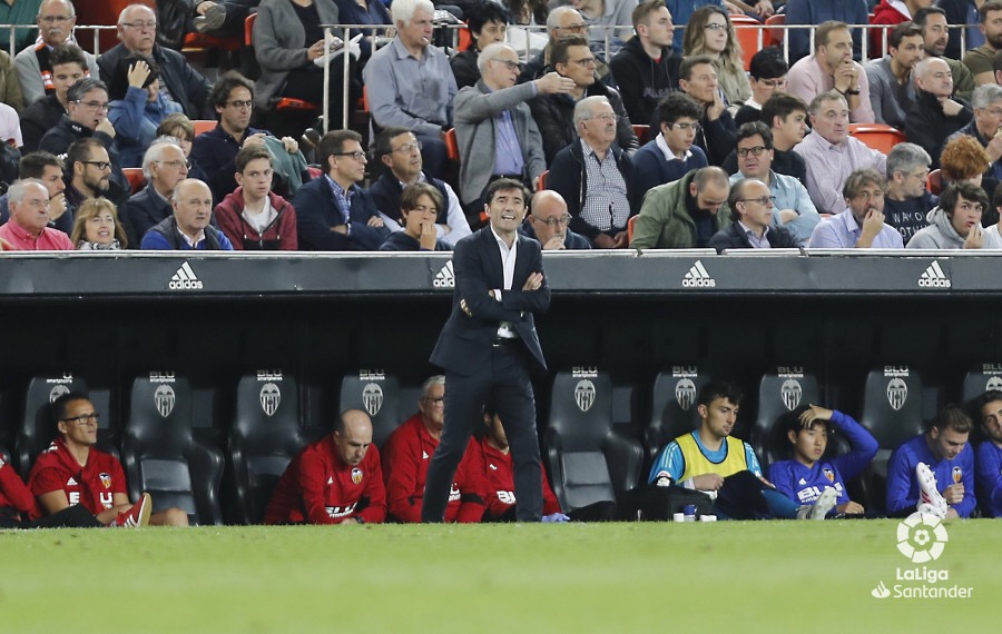 格德斯轰出世界波后霸气地滑跪庆祝，身后的草皮被划出两道深深的痕迹，他高昂着头颅，接受全场球迷的顶礼膜拜