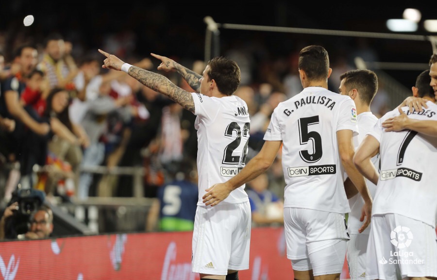 进球后的米纳张开双臂在绿茵场上尽情飞奔，脸上的表情近乎疯狂，身后是同样激动不已的队友们前来庆祝这粒宝贵的扳平进球