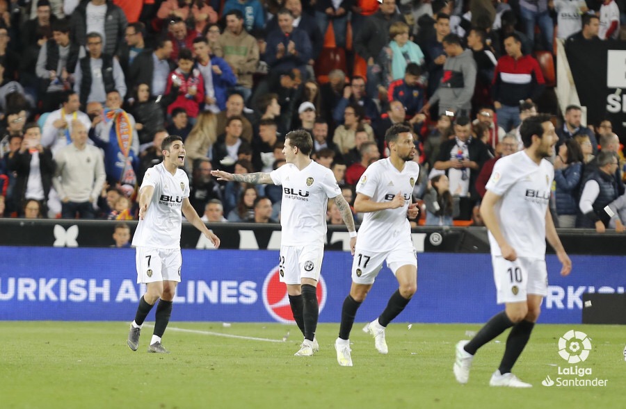 索莱尔在自摆乌龙后神情落寞，双手捂住脸庞，眼中充满了自责与懊悔，身旁的帕雷霍正拍着他的后背给予鼓励