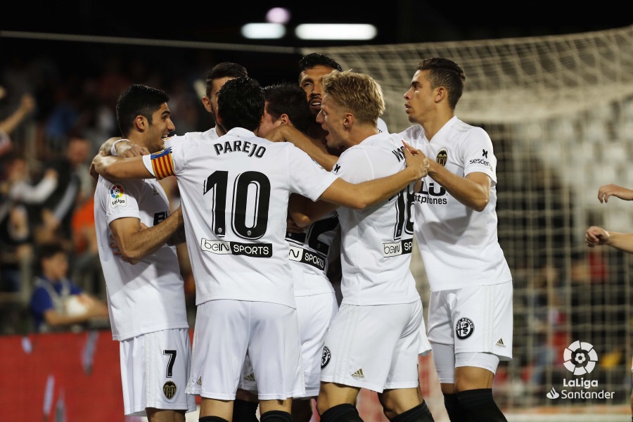 米纳在人群中高高跃起，强有力的狮甩头攻门，皮球划出一道弧线直挂死角，留下莱万特门将望球兴叹