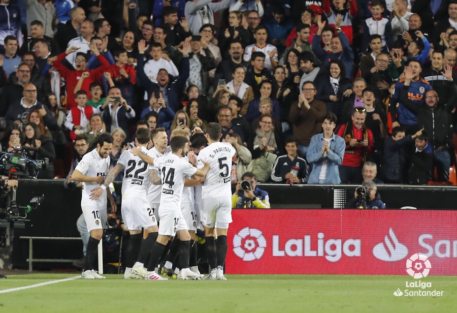 终场哨响后，瓦伦西亚全队球员紧紧围成一圈庆祝胜利，看台上是挥舞着旗帜、陷入一片橙色海洋的狂热球迷，场面震撼人心