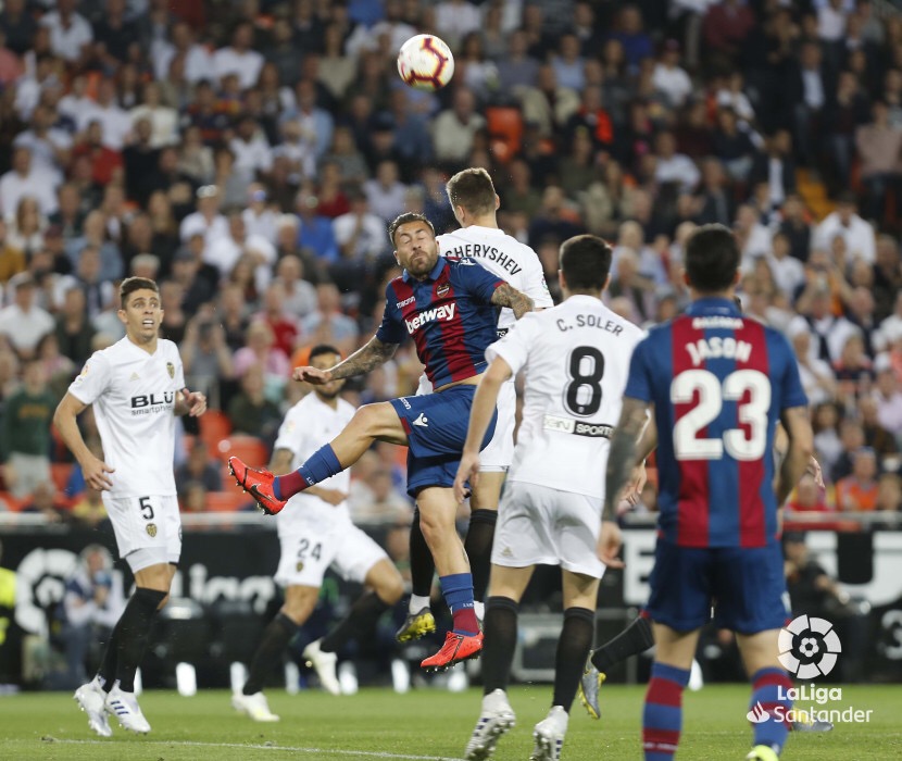 格德斯在边路面对防守球员，眼神坚毅而犀利，他轻盈的触球仿佛让皮球黏在脚下，随时准备用华丽的技巧撕开对手防线