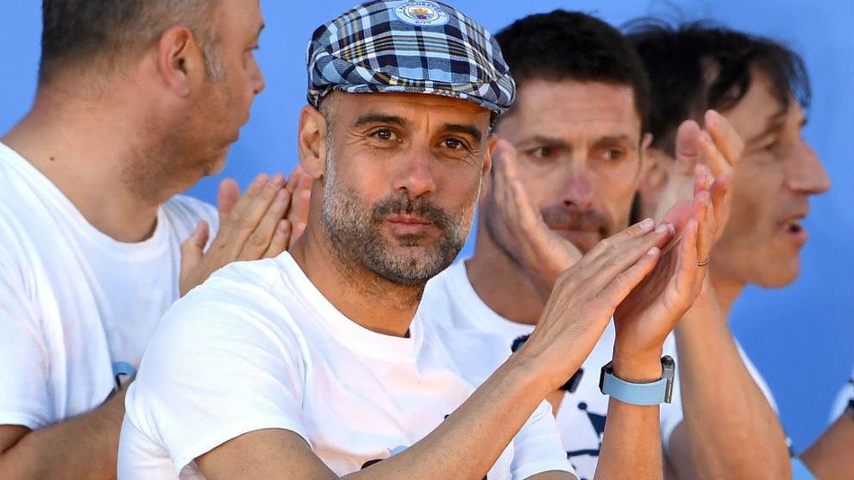 卢卡库在客场比赛中随队远征，他面对客队看台上为自己加油的国米球迷，双手指向前方，感谢他们不远万里的支持。