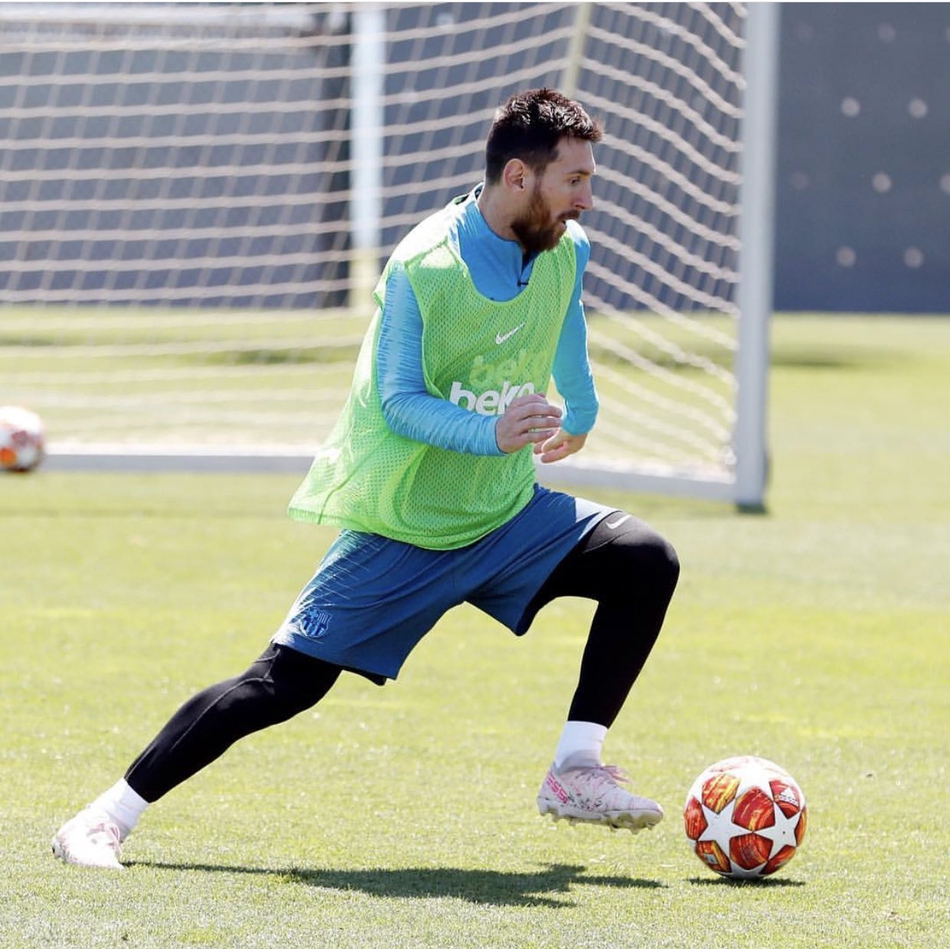 训练结束，梅西独自一人低头离场，他肩上的球衣已被汗水浸透，表情却依旧凝重。背景中模糊的队友和灯光，衬托出他此刻内心的孤独与坚定，那是一种背负着整个球队希望、必须带领大家走向胜利的决绝。