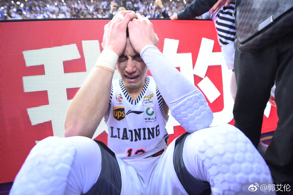 郭艾伦在漫天金色彩带中忘情庆祝，他眼含热泪振臂高呼，这一刻他不仅是球队的核心，更是家乡人民的骄傲。