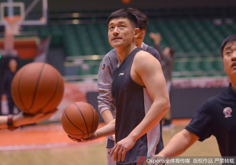 外援马尚·布鲁克斯运球穿越全场，高速变向中球衣飘起，灵动身姿犹如赛场精灵