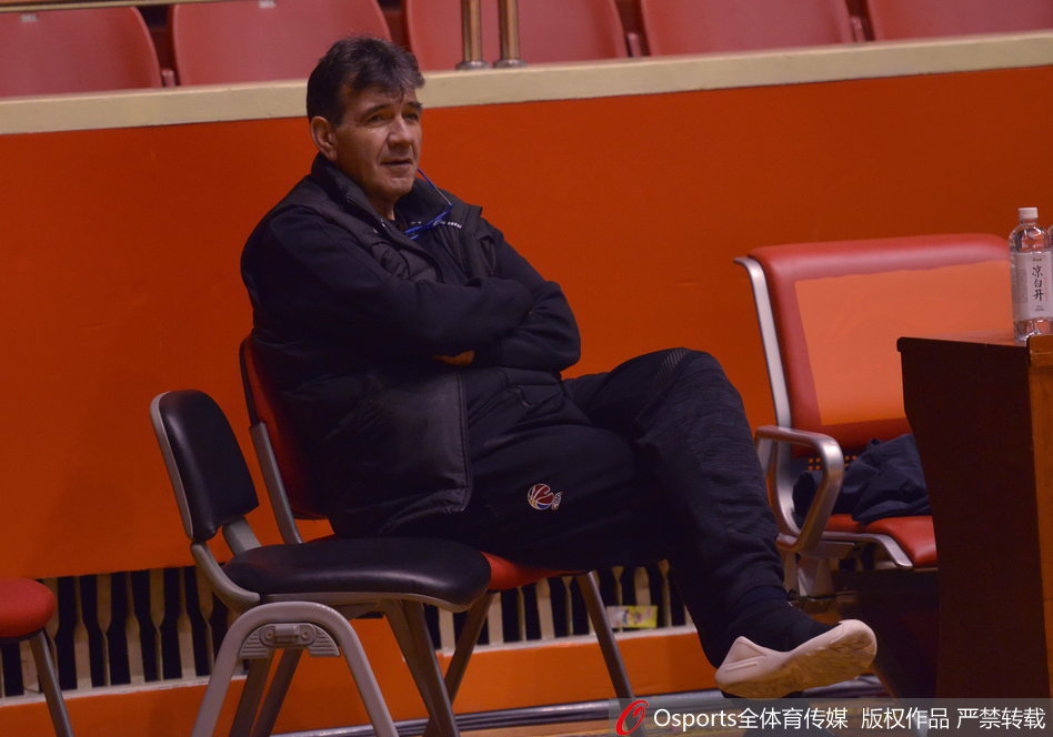 江苏肯帝亚全队神情专注进行拉伸，大战前的宁静中透露着坚定