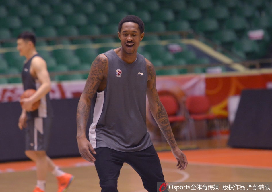 丁彦雨航与拉杜利察赛前碰面，昔日队友握手致意，笑容里藏着今晚各为其主的决心