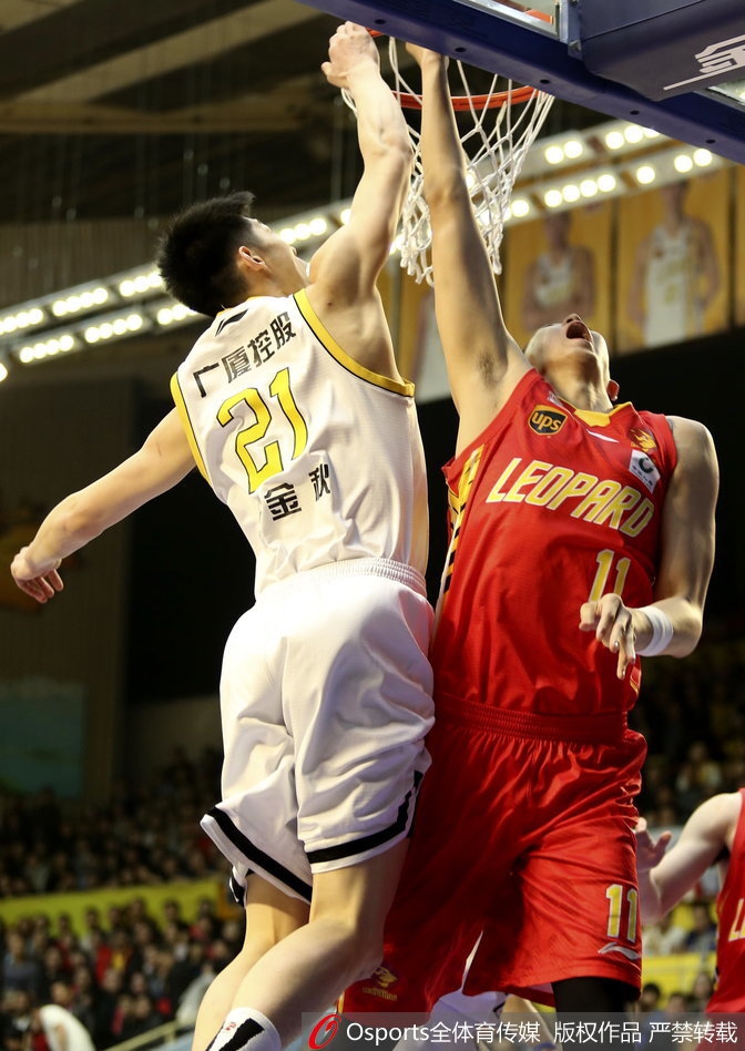 广厦悍将苏若禹在篮下卡位抢篮板，他肌肉紧绷，用强壮的身体死死顶住对手，展现出寸土必争的铁血防守意志。