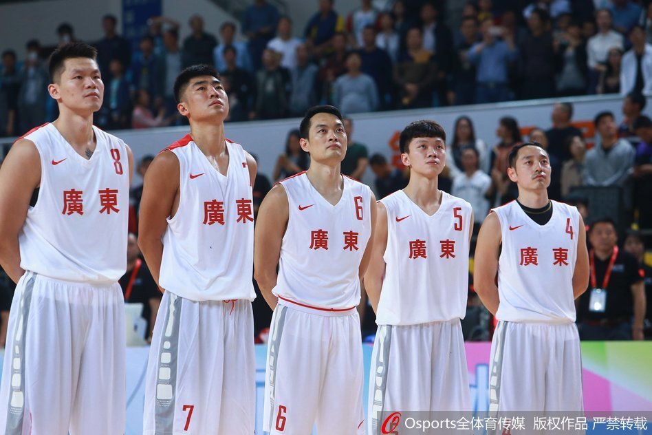 赛前热身环节，助理教练正认真地给一名年轻队员进行传球辅助训练，意在帮助他快速找到手感，细节之处尽显团队对备战的重视。