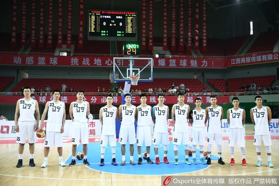 赛前热身时郭艾伦心情大好，咧嘴大笑露出标志性虎牙，轻松气氛感染全场