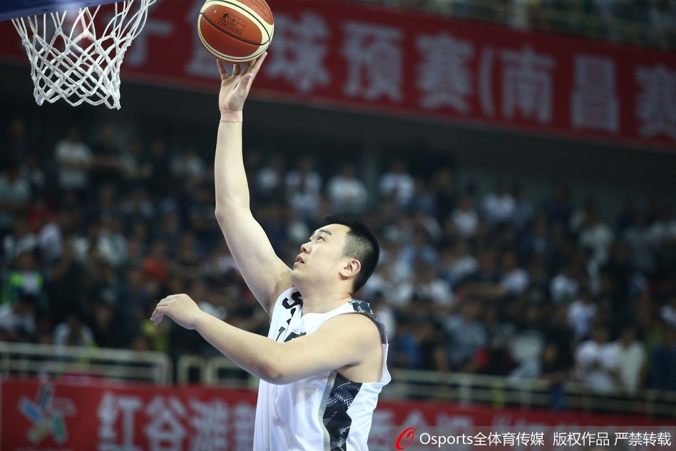 李晓旭伤愈复出在场上完成暴扣，怒吼释放一年来养伤的压力