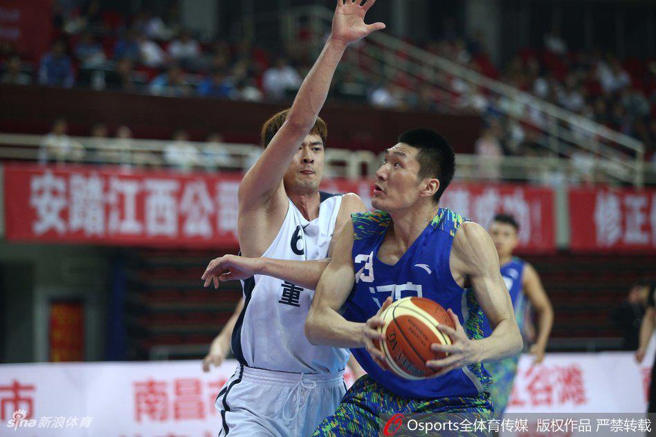 辽宁队球员篮下卡位成功，强硬摘下进攻篮板，在失去重心前奋力将球补向篮筐