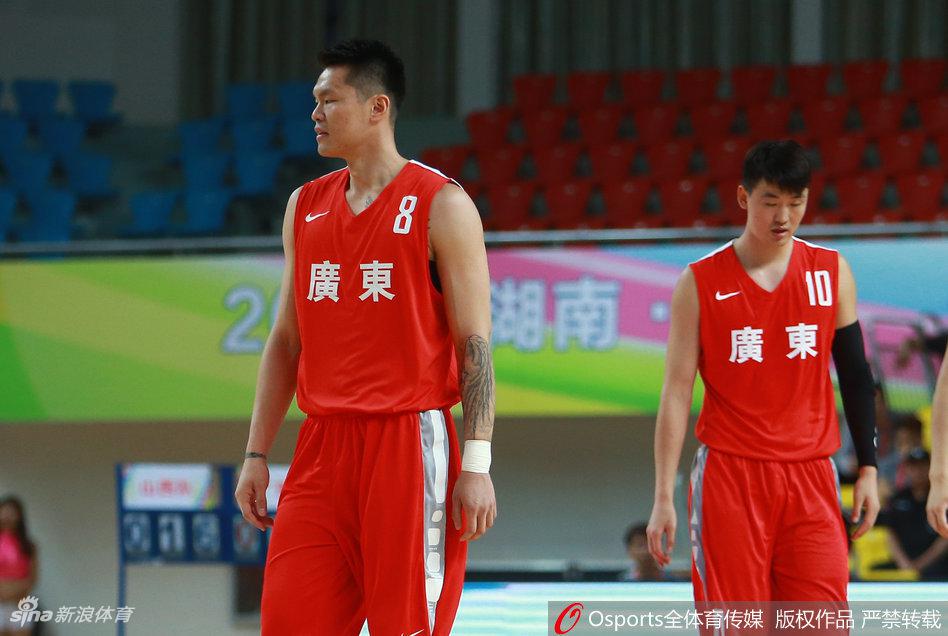 朱芳雨气定神闲地运球过半场，眼神扫视全场，仿佛一切尽在掌握之中