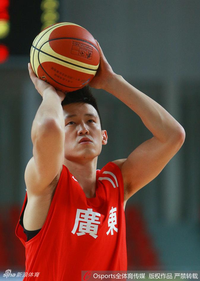 周鹏在山西队严防下高高跃起，篮球脱手而出，眼神如炬直盯篮筐