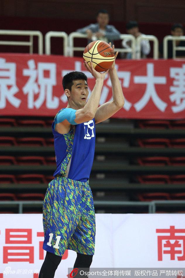 郭艾伦快速持球推进穿越中场，面对防守球员一个加速变向，如同尖刀般直插重庆队腹地